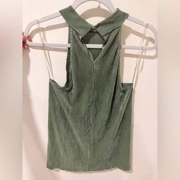 Elegant Green Sleeveless Top - Picture 2 of 2